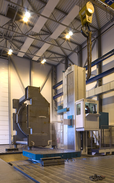 Milling machines with table